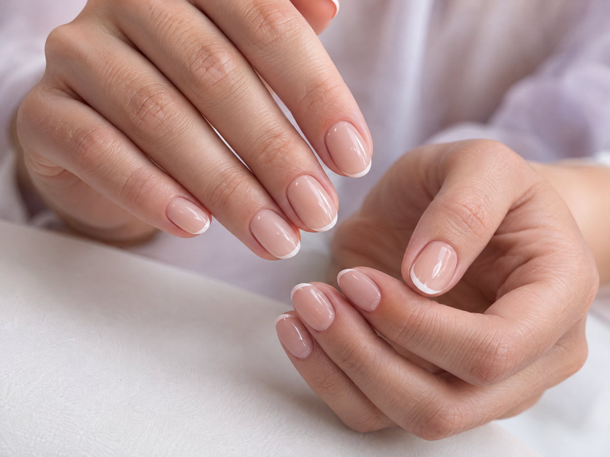 Nail art clean dengan warna nude dan kilau lembut